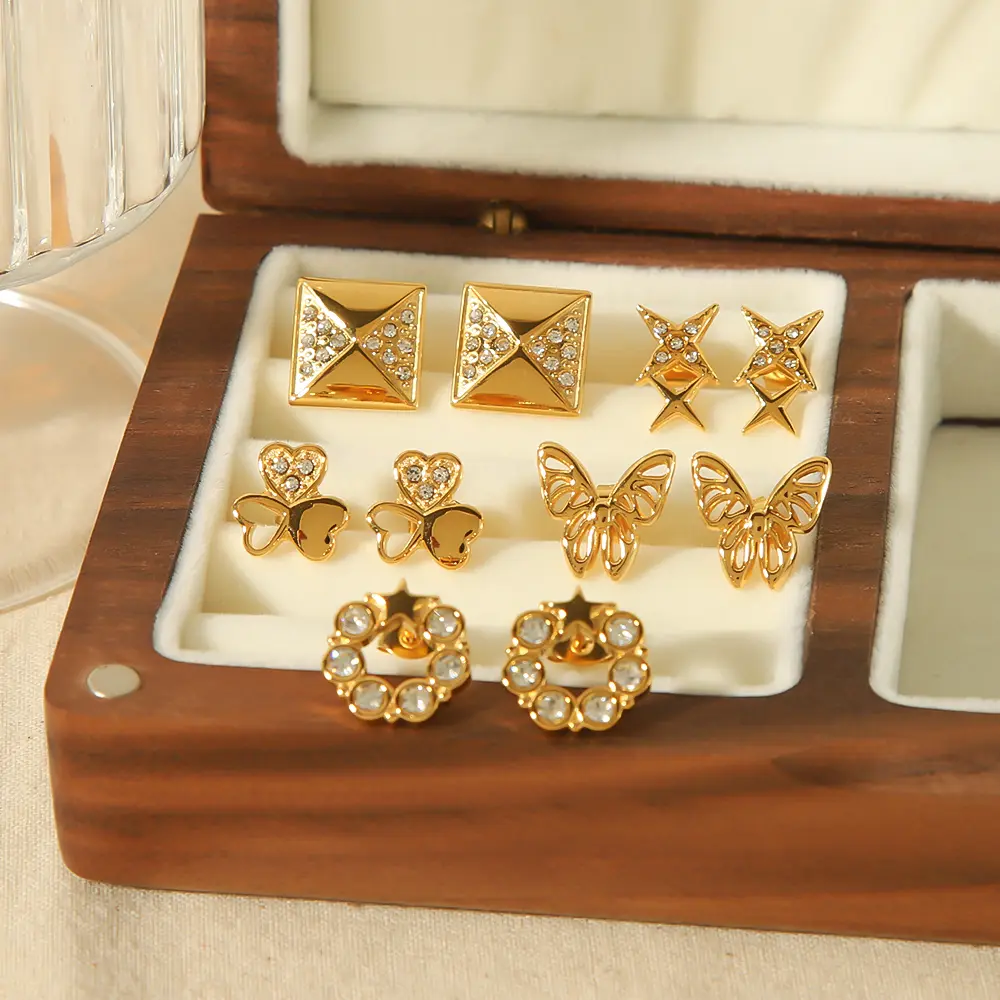 1 Pair Exquisite Sweet Style Hollow Butterfly Shape Stainless Steel 18K Gold Plated Women's Stud Earrings 